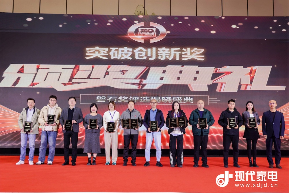 康保领奖.jpg 康保领奖.jpg