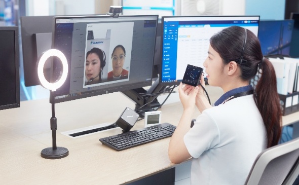 电脑前的人
AI 生成的内容可能不正确。