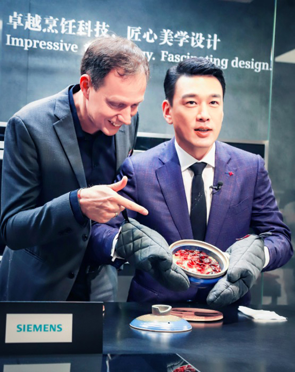 图片2：叶格先生和王耀庆展示烹饪成果.jpg